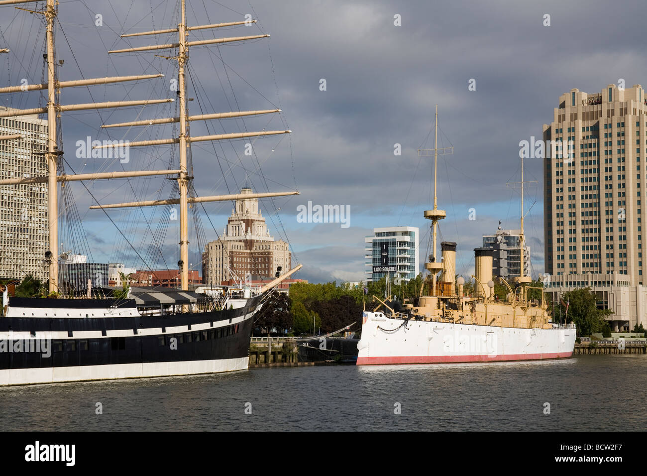 Museumsschiffe vertäut am Fluss Cruiser Olympia u-Boot Yard Unabhängigkeit Seaport Museum Delaware River Penn es Landing Stockfoto