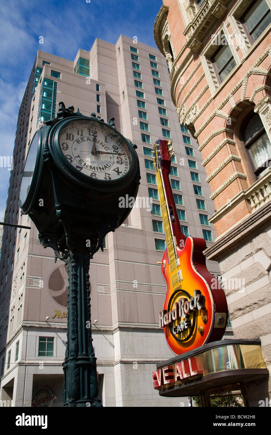 Niedrigen Winkel Ansicht von Gebäuden, Hard Rock Cafe, Market Street, Philadelphia, Pennsylvania, USA Stockfoto