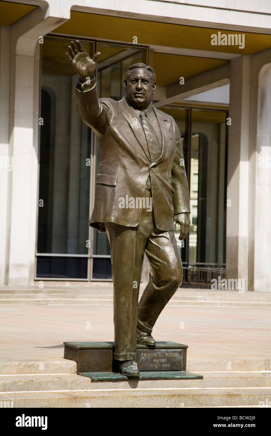 Statue von Bürgermeister Frank Rizzo, kommunale Dienstleistungen Gebäude Plaza, Philadelphia, Pennsylvania, USA Stockfoto