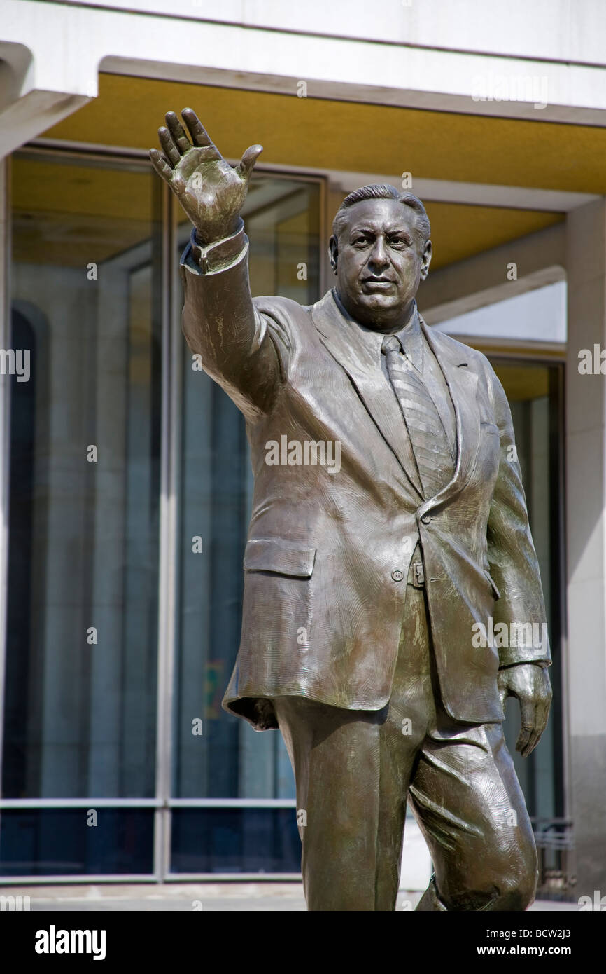 Nahaufnahme einer Statue von Bürgermeister Frank Rizzo, kommunale Dienstleistungen Gebäude Plaza, Philadelphia, Pennsylvania, USA Stockfoto