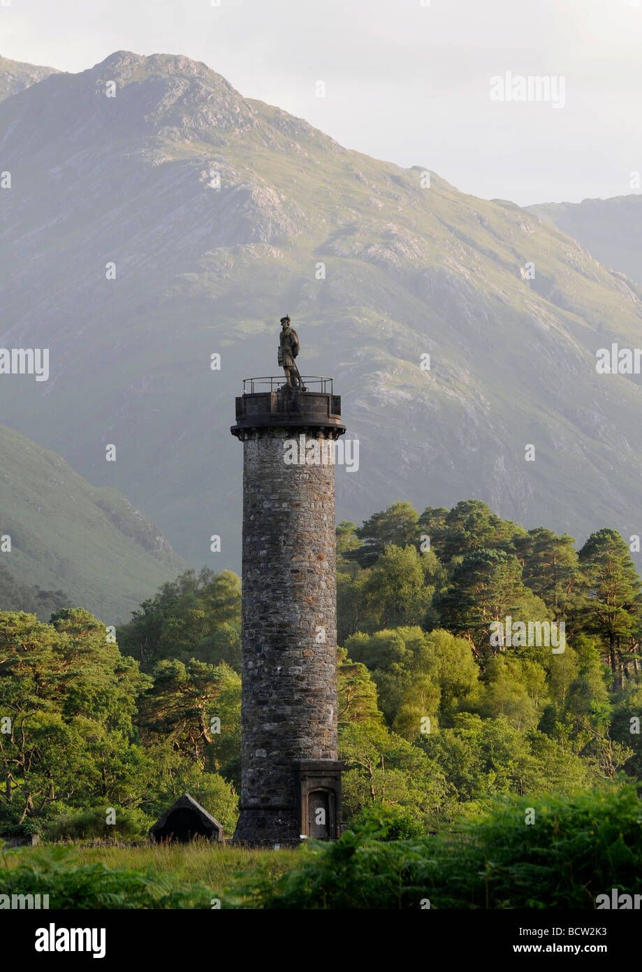 Das Glenfinnan Monument am Loch Shiel, Kulisse der schottischen Hügel Stockfoto