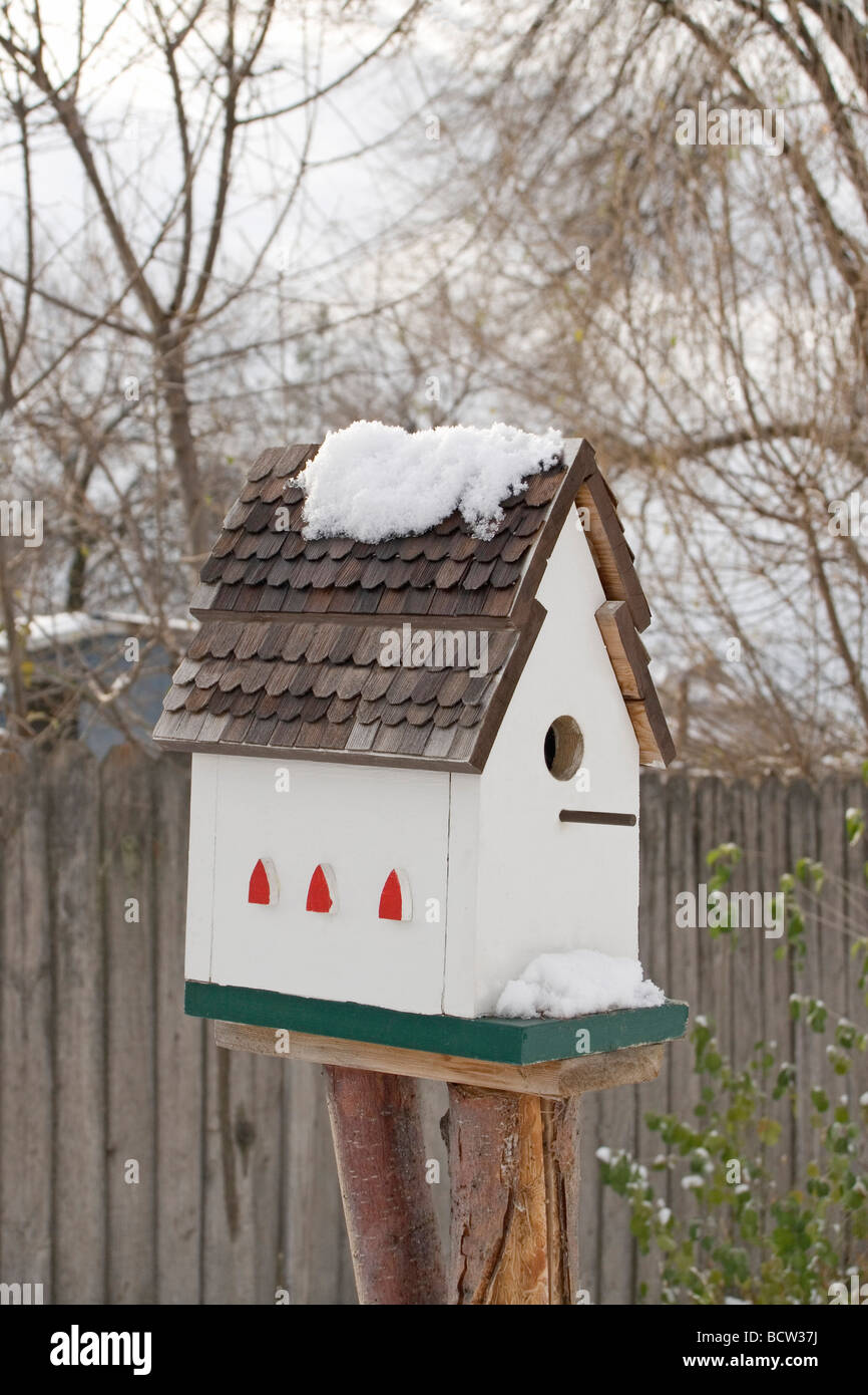 Nahaufnahme von einem Vogelhaus zu einem post Stockfoto