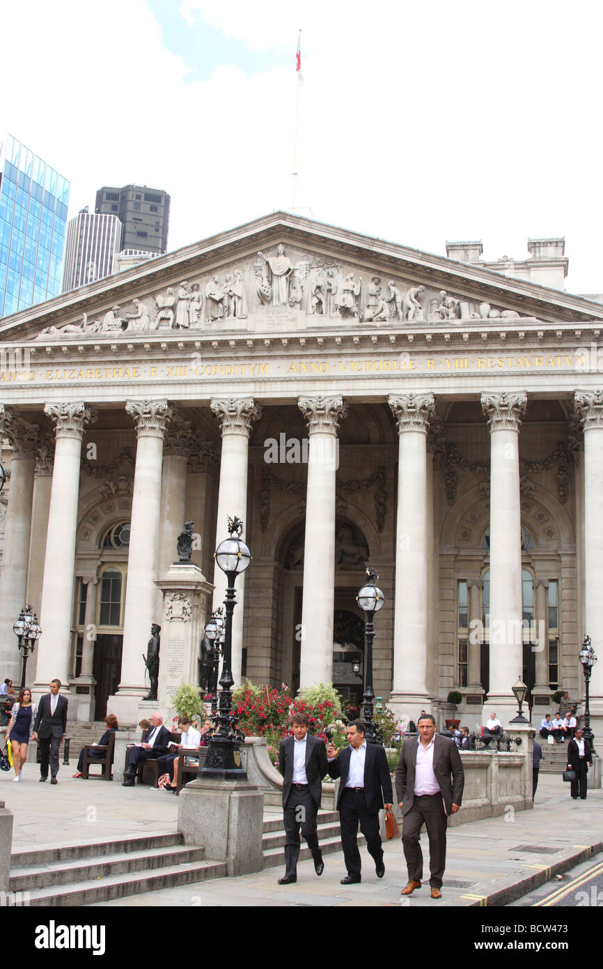 Stadtarbeiter außerhalb Royal Exchange, City of London, England, Großbritannien Stockfoto