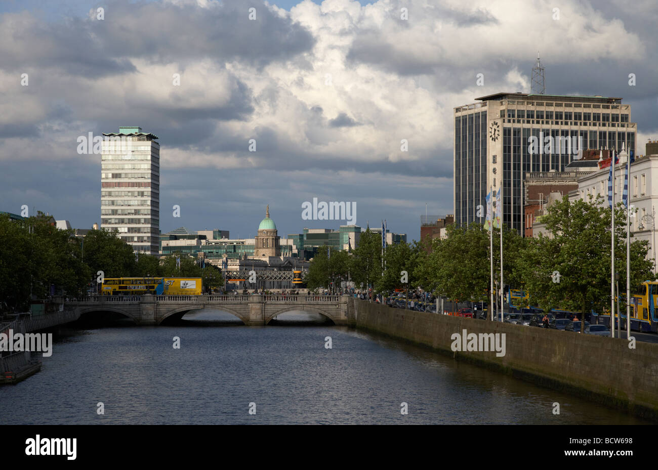 Blick auf den Fluss Liffey in Dublin City Centre Republik von Irland Stockfoto