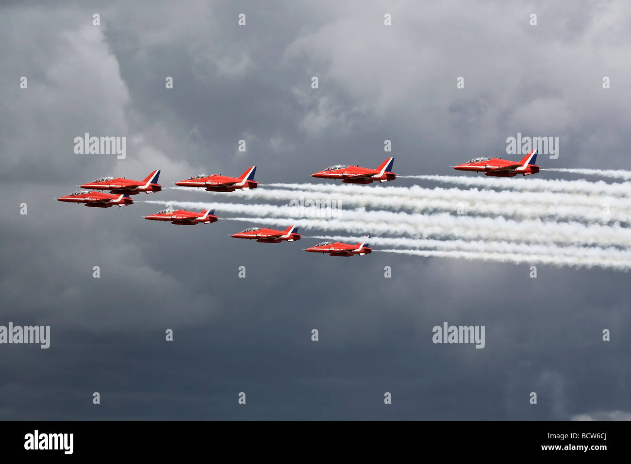 Die Royal Air Force Red Arrows Kunstflugstaffel geringe laufen und brechen Stockfoto