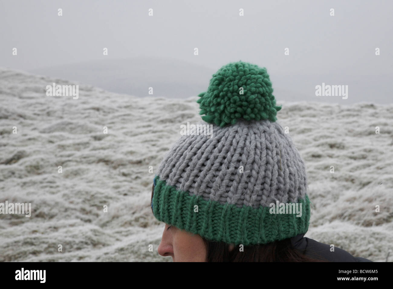 Junge Frau trägt wollig Pom Pom Mütze im freien Stockfoto