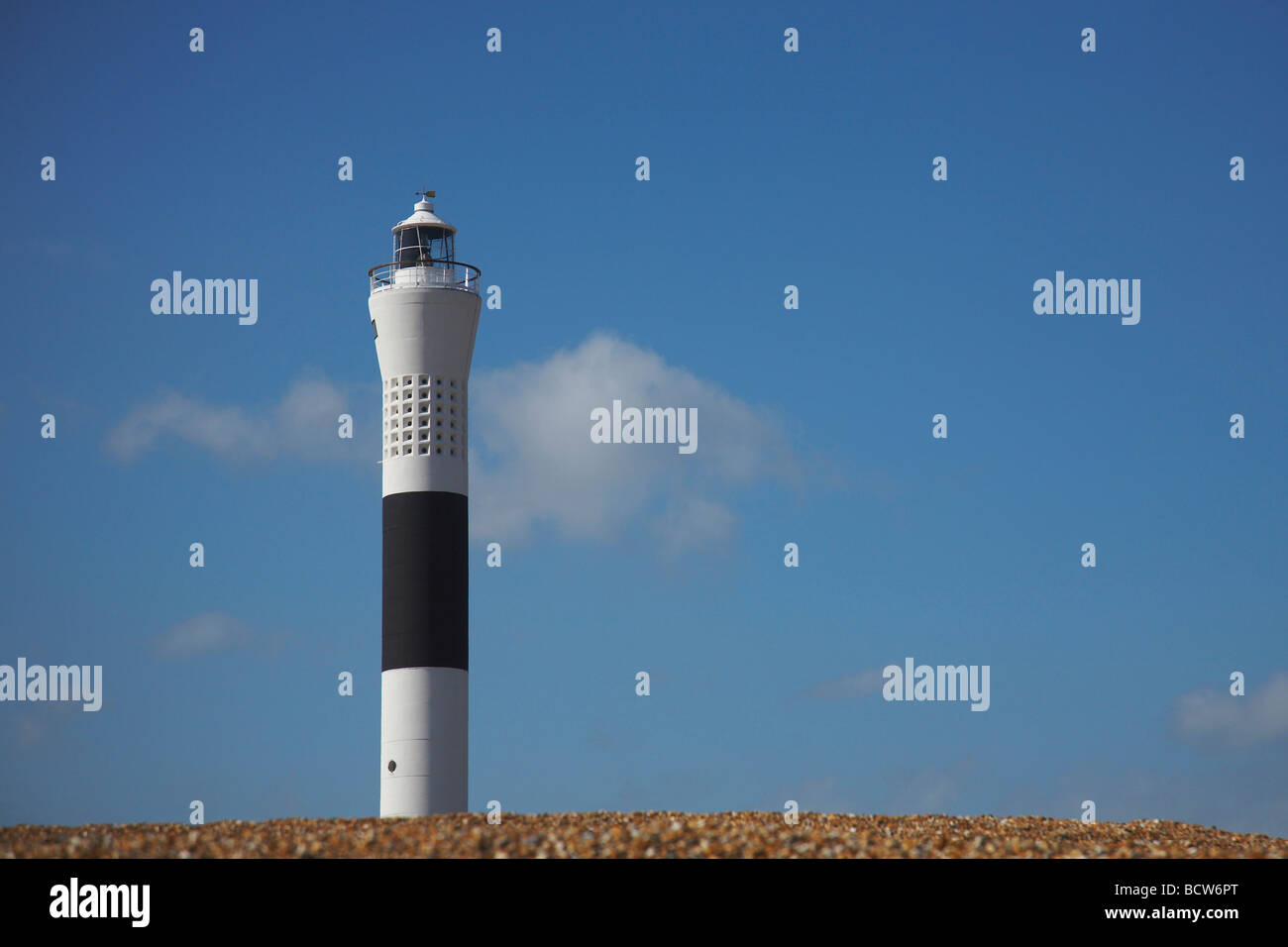 Schwarz und weiß gestreiften Leuchtturm an der englischen Küste, England Stockfoto
