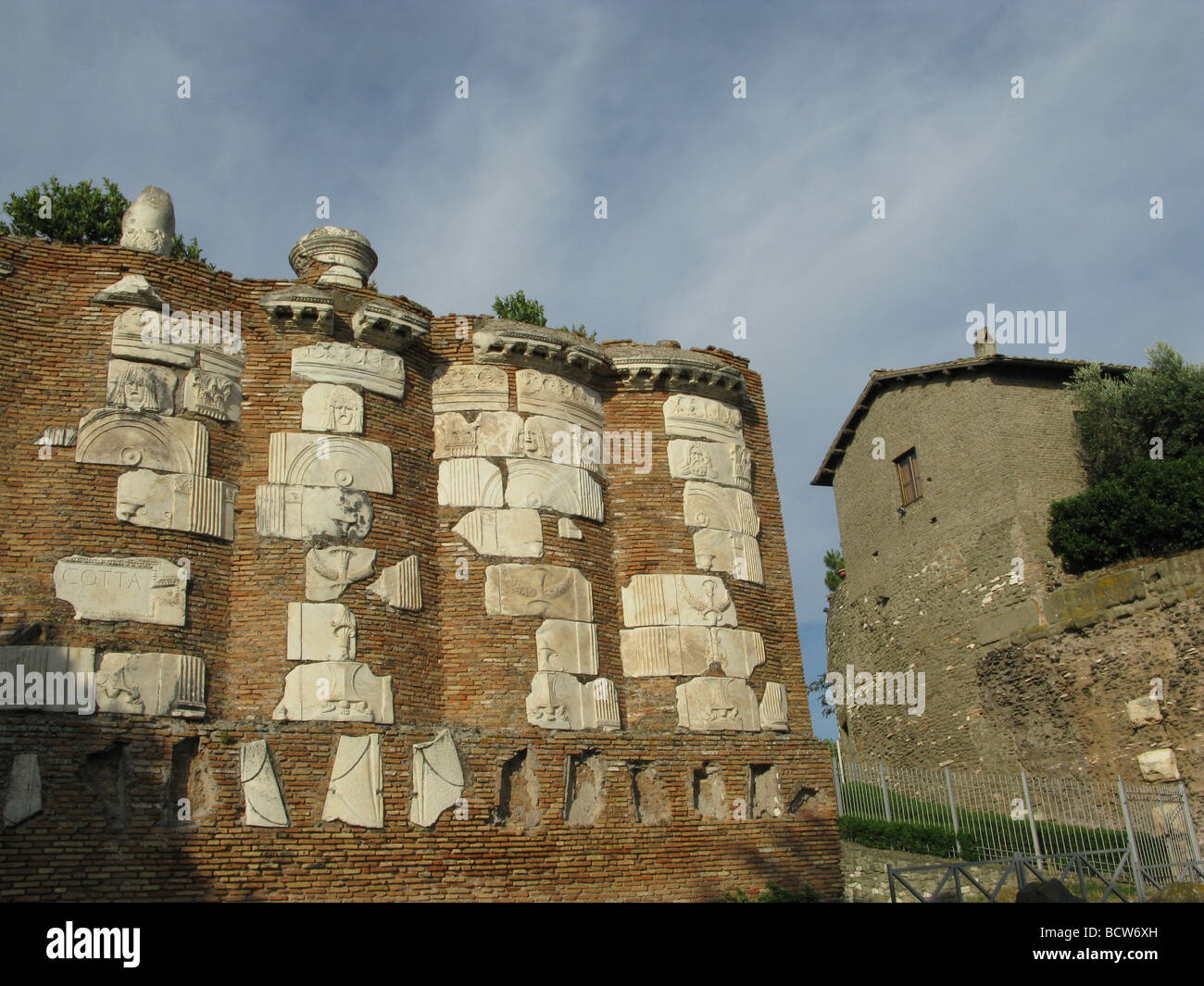 Wand mit Relikten von casal Rotondo-Denkmal auf der alten Via Appia in Rom Italien Stockfoto