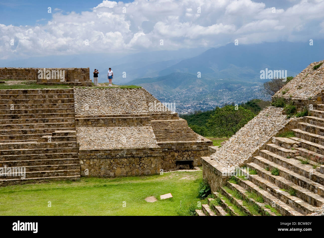 Monte Alban Ruine Standort Oaxaca, Mexiko, Stein 500 v. Chr. - 750 n. Chr. die älteste steinerne Stadt in Mexiko, Zapoteken Bauherren, pyramidenförmige Plattformen Stockfoto