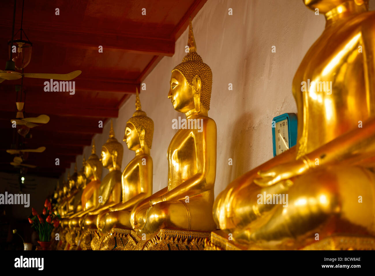 Eine Reihe von goldenen Buddha-Statuen in der Wat Phra Kaeo Tempel in Bangkok. Stockfoto