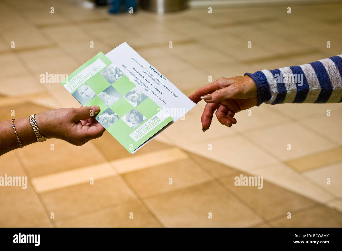 Ein Freiwilliger aus der Nächstenliebe Samariter Flugblätter verteilen. Stockfoto