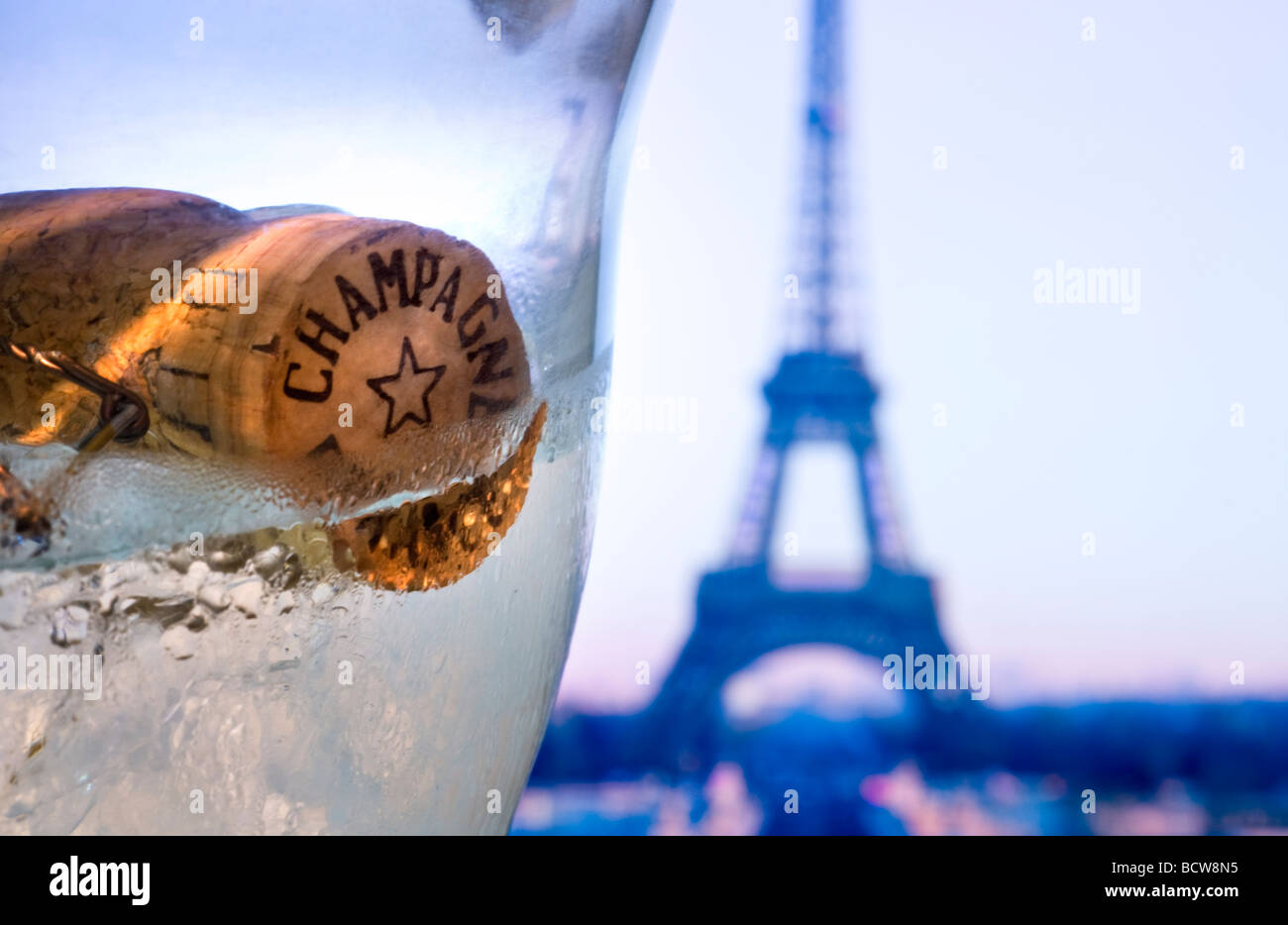 PARIS CHAMPAGNER EIFFELTURM französischer Sektkork schwimmend in Eiskühler mit Eiffelturm im Hintergrund feines Restaurant im Freien Paris Frankreich Stockfoto