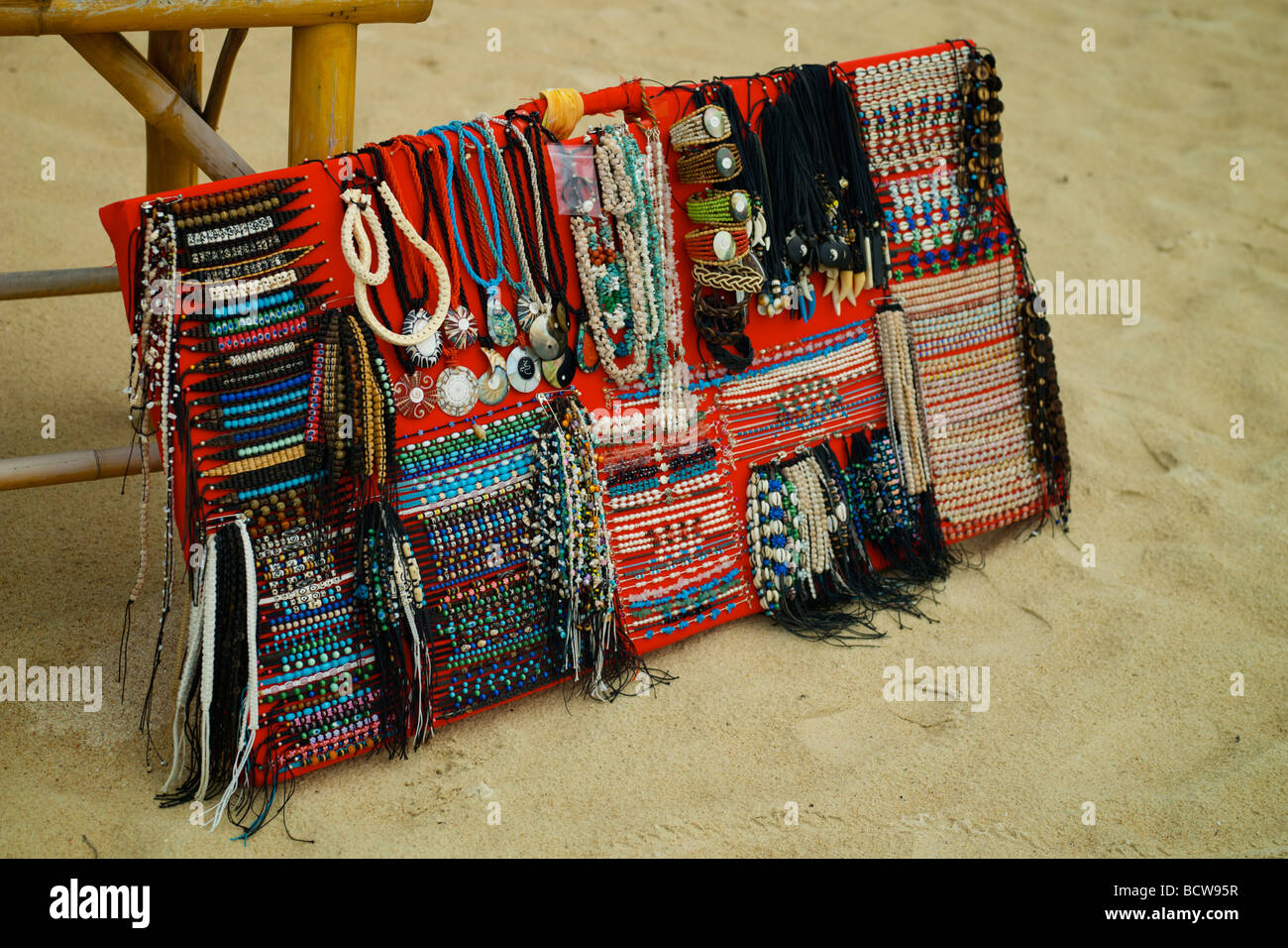 Strand-Anbieter-Produkte auf dem Display am Lamai Beach, Koh Samui, Thailand. Armbänder und Hals Schnürsenkel Handarbeit aus Leder-Muschel Stockfoto