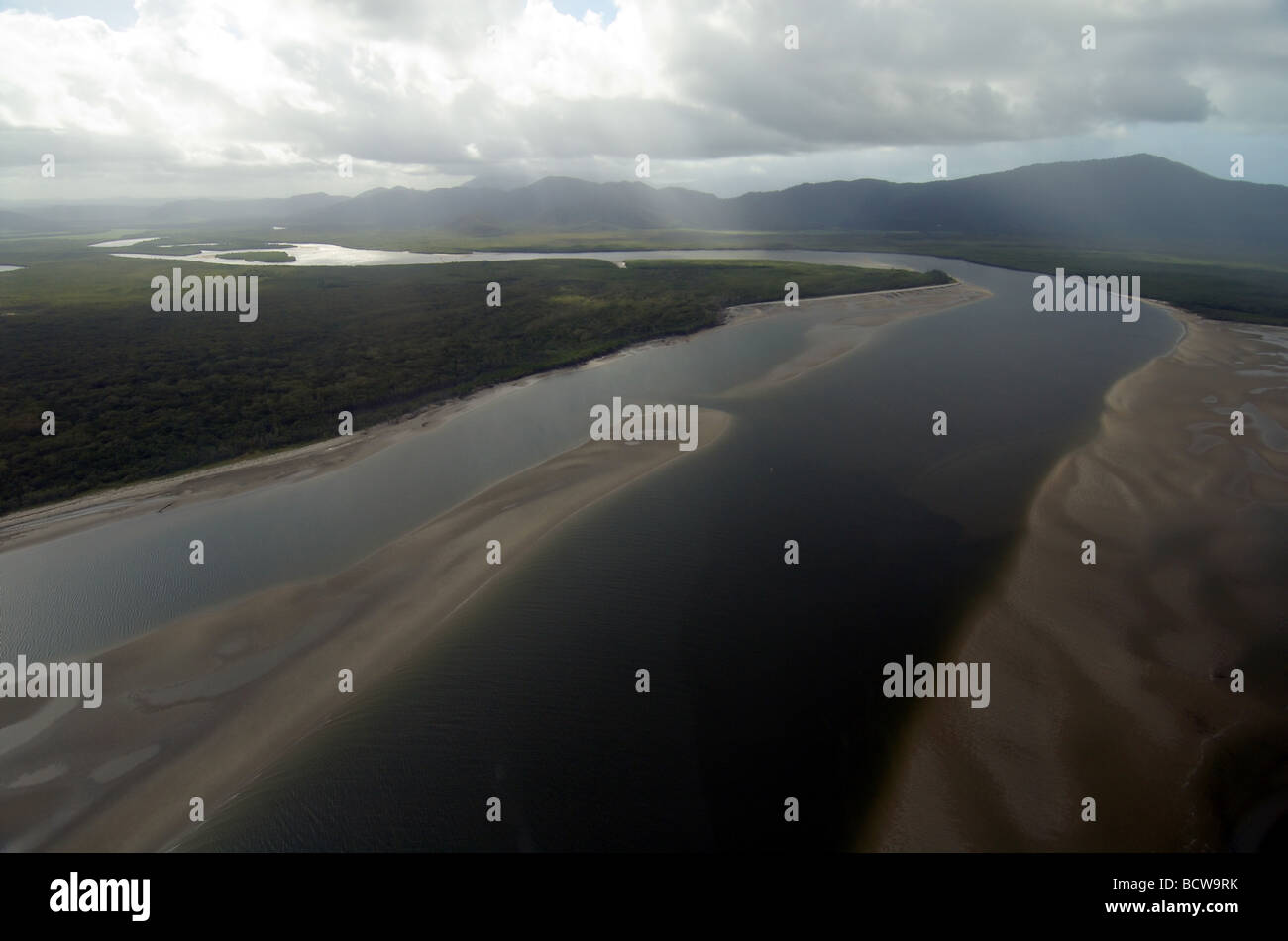 Daintree Flussmündung mit Sandbänken und Wolken während der Regenzeit, North Queensland, Australien Stockfoto