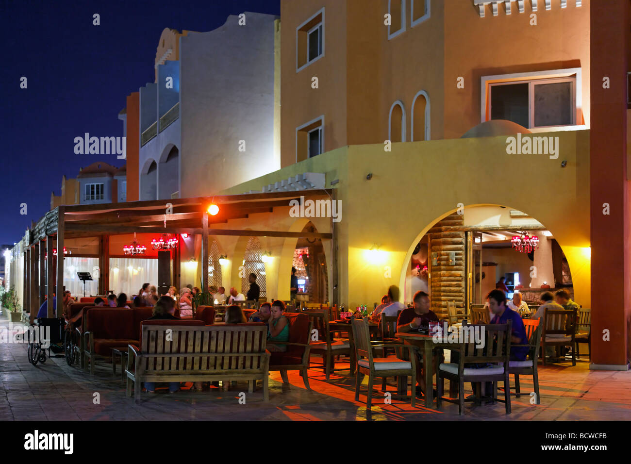 Straße Restaurant mit Menschen, abends beleuchtet, Marina, Hurghada, Ägypten, Rotes Meer, Afrika Stockfoto