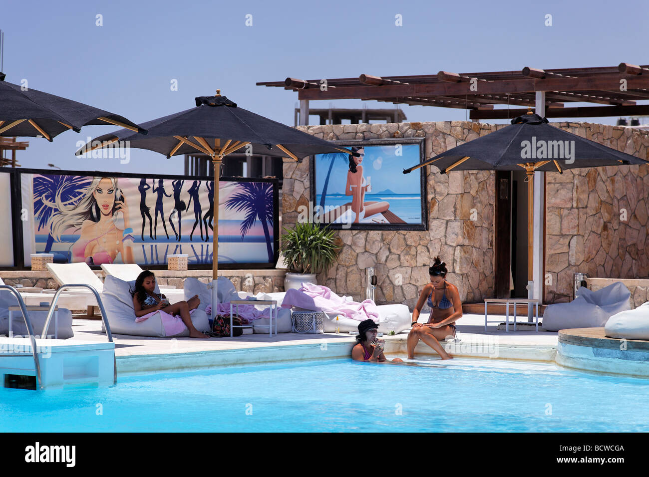 Frauen, Diskothek mit Pool und Bar, Hedkandi Beach Bar, Sonnenschirme, Marina, Hurghada, Ägypten, Rotes Meer, Afrika Stockfoto