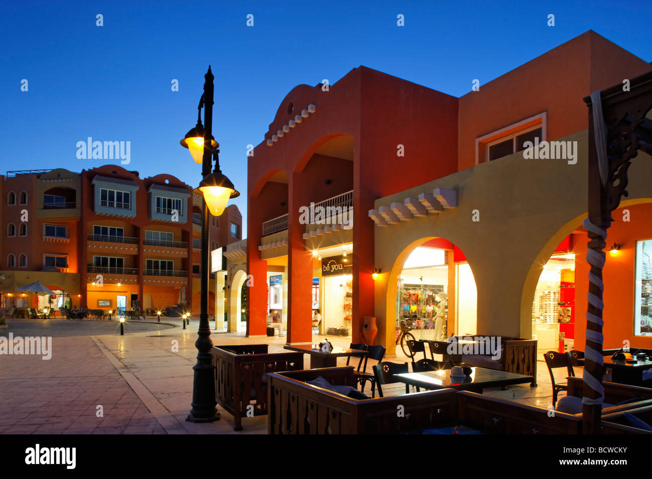 Bar mit beleuchteten Straßenlaterne, Abend, Bogen, Eingang zum traditionellen Markt, Souk, Marina, Hurghada, Ägypten, Rotes Meer, Afrika Stockfoto