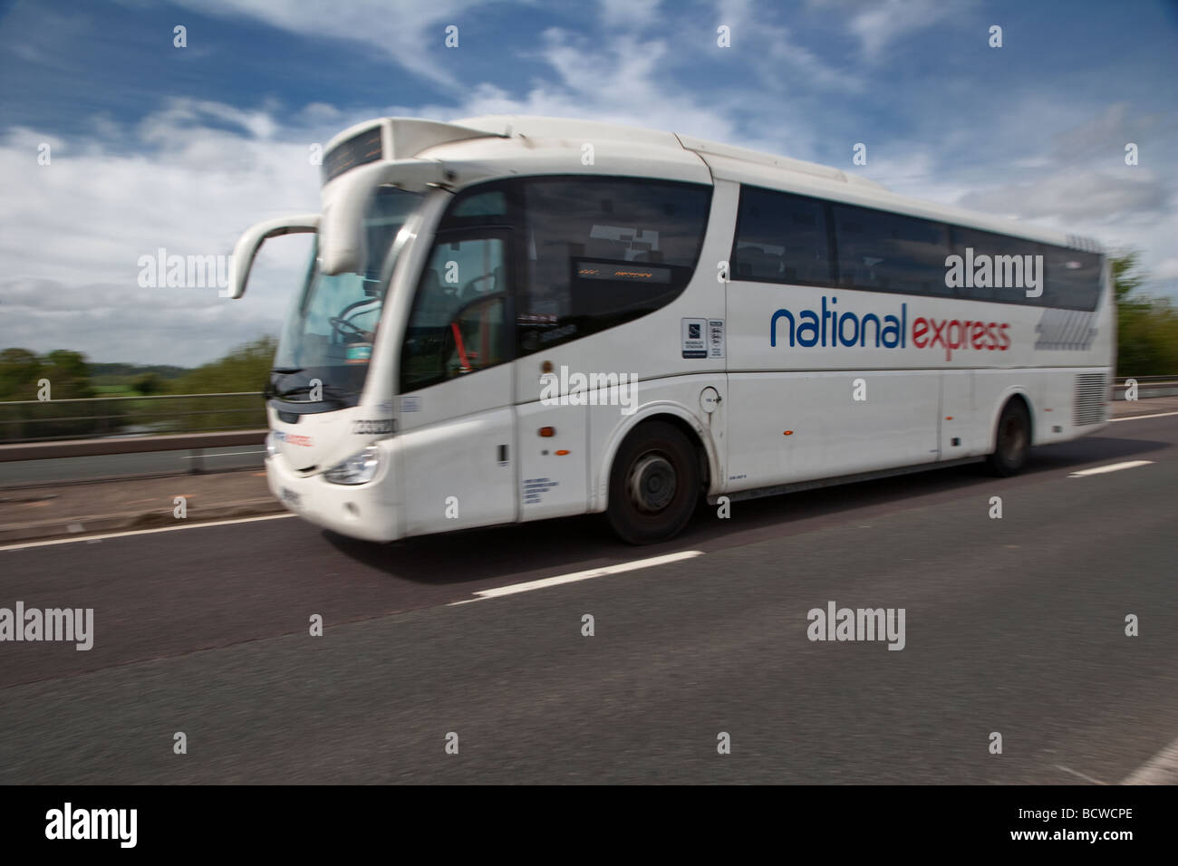 National Express Coach auf Autobahn im Sommer UK Stockfoto