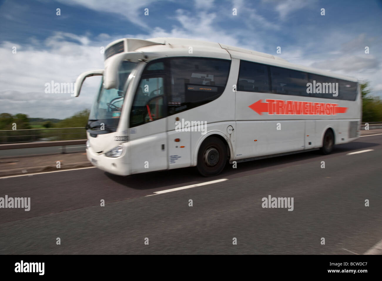 Modernen Reisebus (fiktives Unternehmen) im Sommer unterwegs. Stockfoto