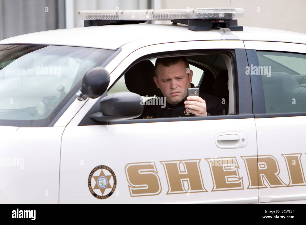 Salina, Kansas Polizist nimmt ein Bild mit seinem Handy die Tornado abfangen Fahrzeug 2 3. Juni 2009 Stockfoto