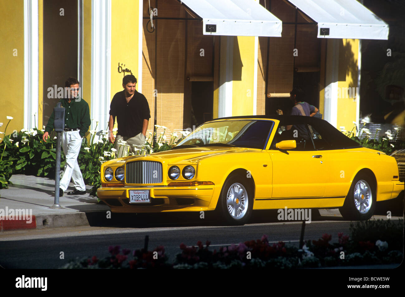Gelbe Rolls-Royce parkten auf dem Rodeo Drive in Beverly Hills, Kalifornien Stockfoto