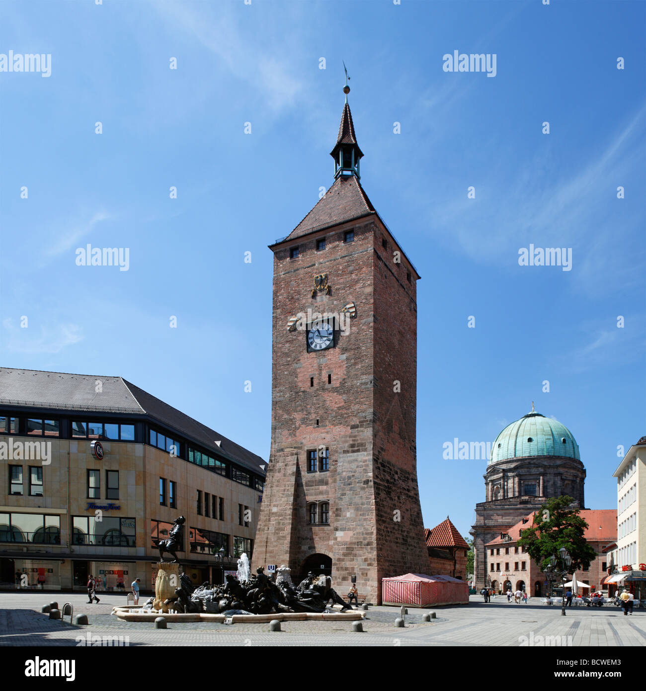 Weisser Turm, weißer Turm, erbaut ca. 1250, "Ehekarusell" Brunnen, Ludwigsplatz quadratisch, St. Elisabeth Kirche, Dom, historische ci Stockfoto