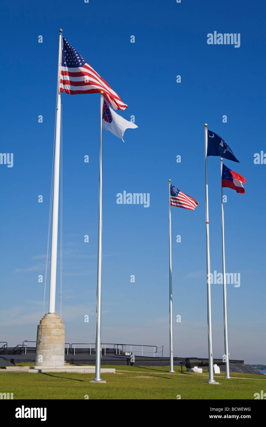 Fahnen flattern gegen den blauen Himmel, Fort Sumter, Charleston, South Carolina, USA Stockfoto