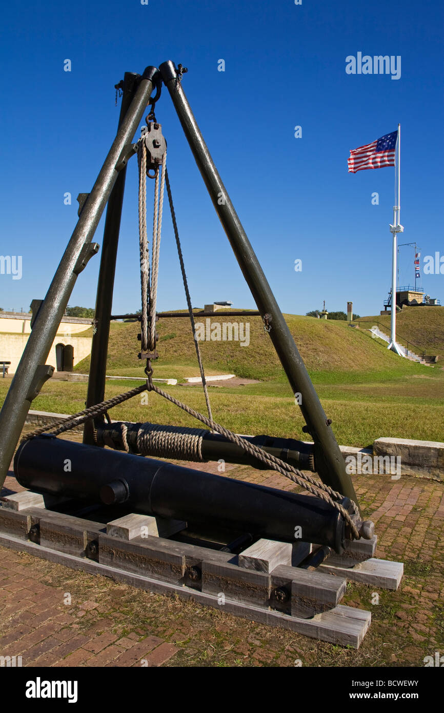 Kanone in einem Fort mit amerikanischen Flagge flattern im Hintergrund Fort Moultrie Sullivans Island Charleston South Carolina USA Stockfoto