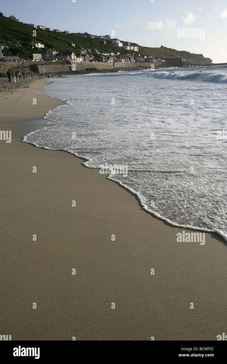 Bereich der Sennen, England. Späten Nachmittag Ansicht des Sennen Cove Beach, Blick nach Süden in Richtung Pedn-Männer-du Klippen. Stockfoto