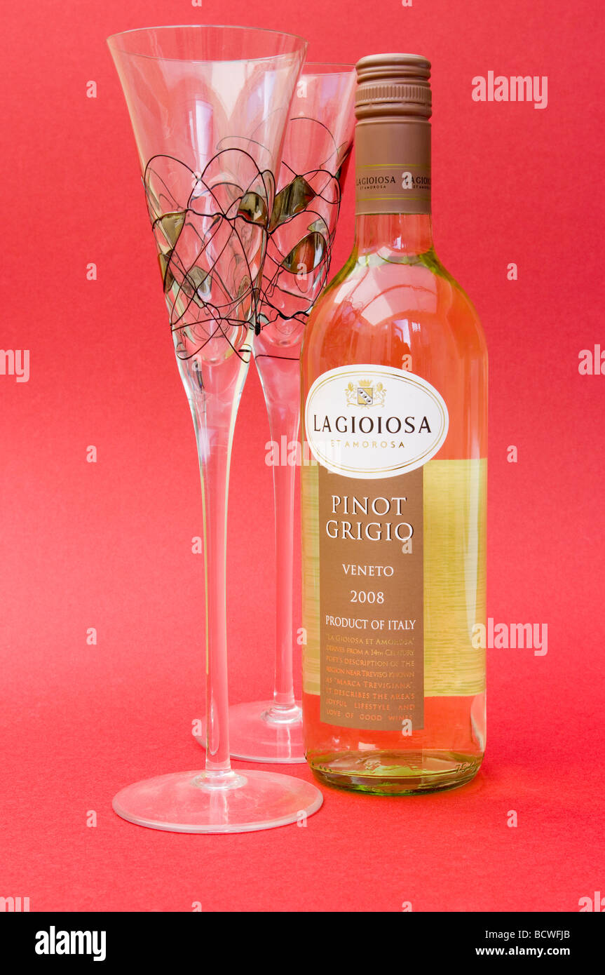 Eine Flasche Lagioiosa Pinot Grigio und 2 Gläser Wein auf rotem Grund Stockfoto