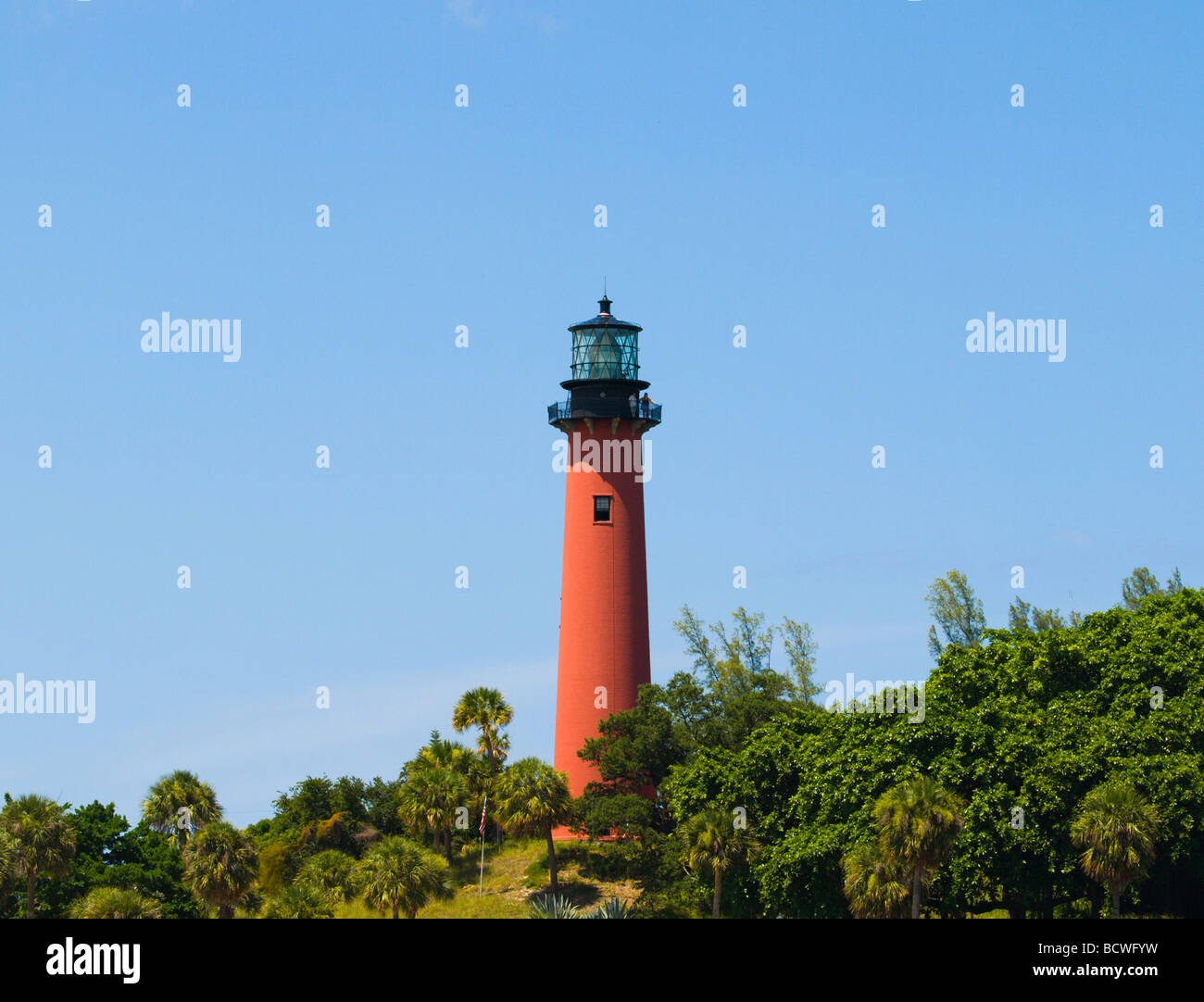 DIE 1860 SITZT JUPITER INLET LEUCHTTURM AM UFER DES FLUSSES LOXAHATCHEE IN DER NÄHE VON PALM BEACH AN DER ATLANTIKKÜSTE VON FLORIDA Stockfoto