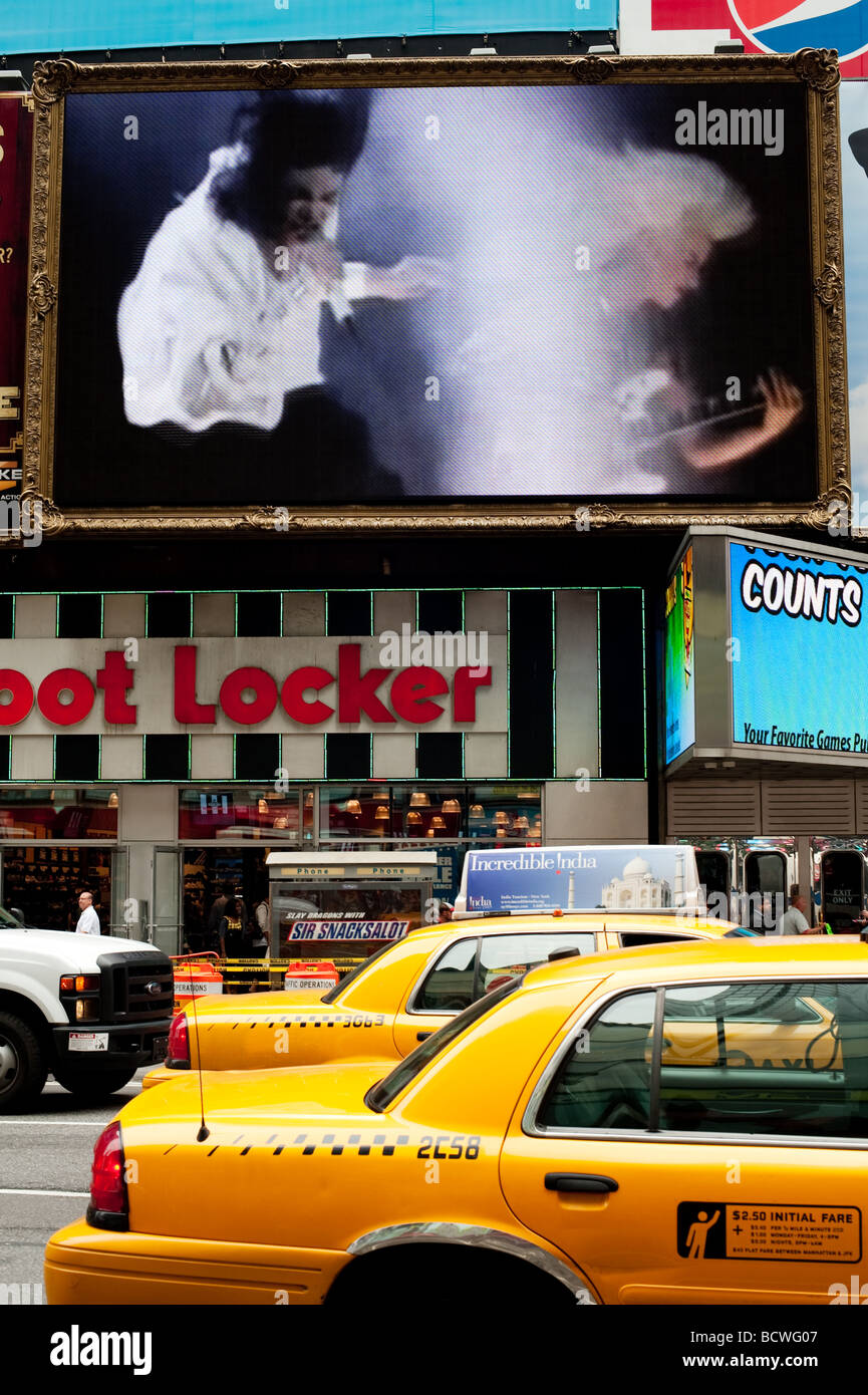 Times Square in New York City mit McDonalds-Schild und gelbe Taxis aufgereiht vor. Stockfoto