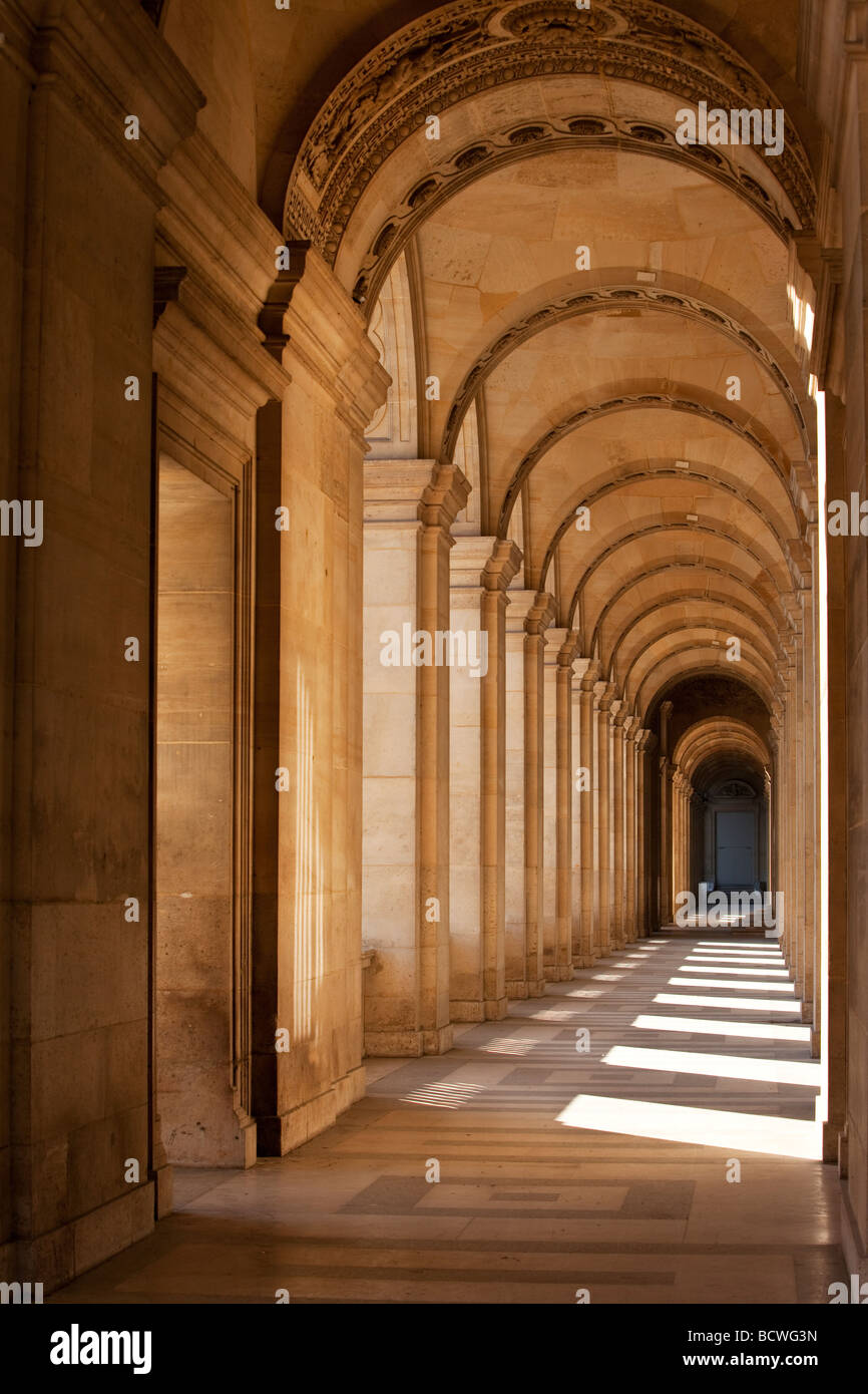 Gewölbte Gehweg um den Hof des Musée du Louvre, Paris, Frankreich Stockfoto