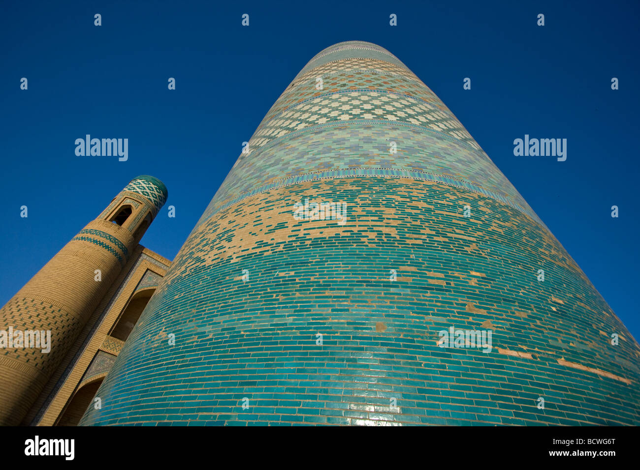 Lieblingswaffe Minarett an Muhammad Amin Khan Medrese in Khiva Uzbeksitan Stockfoto