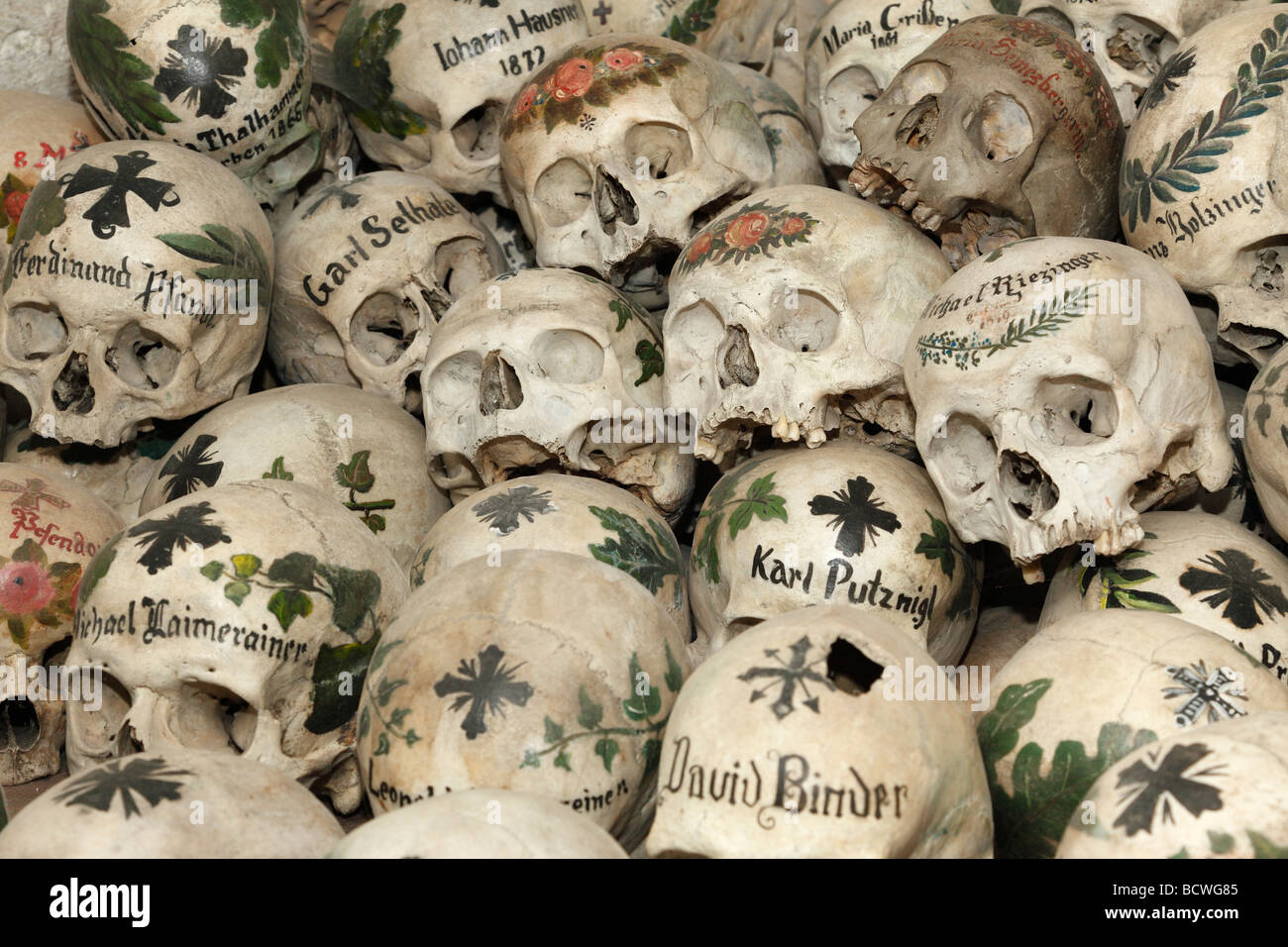 Schädel in das Beinhaus, Karner St. Michaelskapelle St. Michael Cchapel, Hallstatt, Salzkammergut, Oberösterreich, Österreich Stockfoto