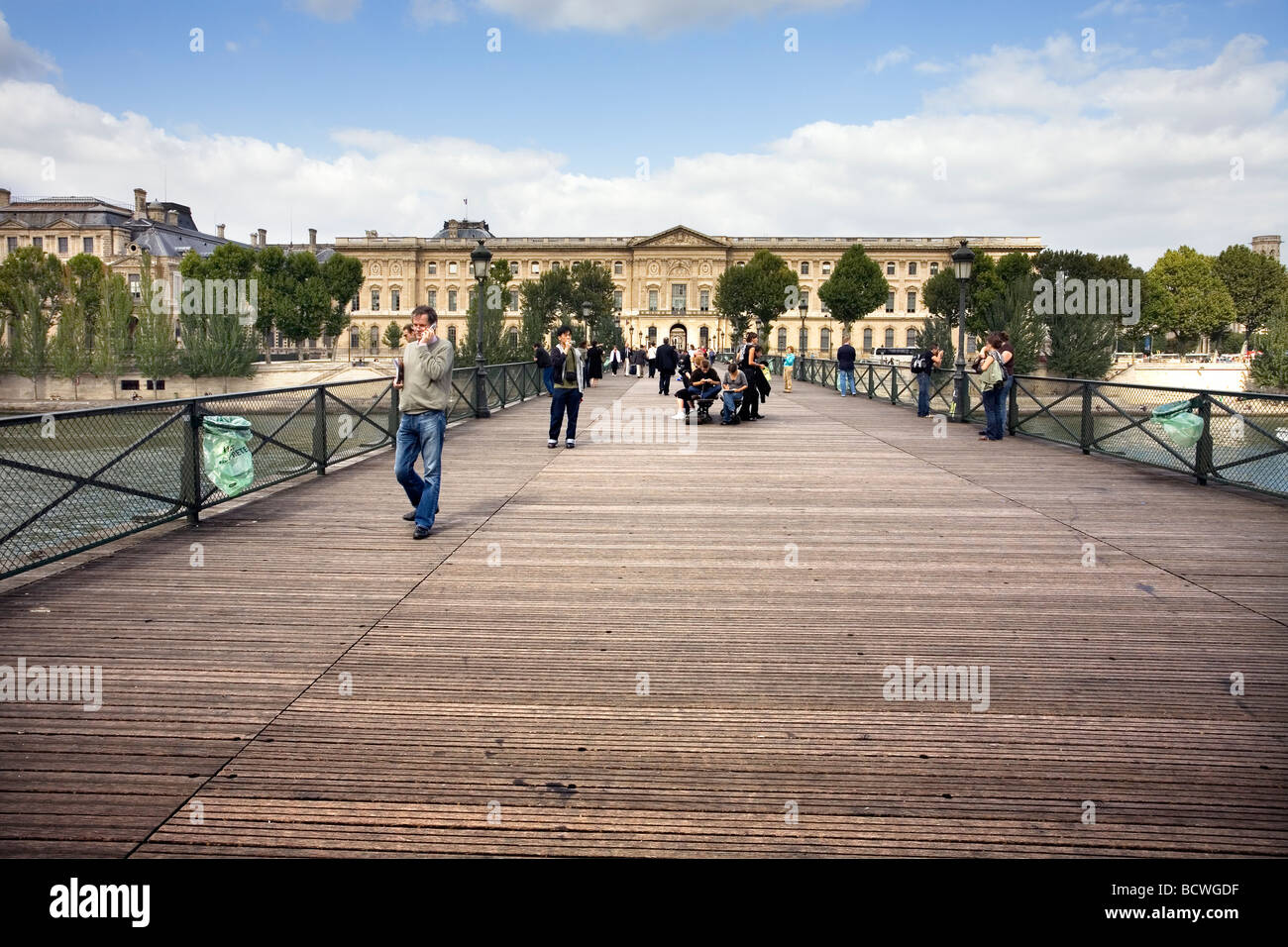 Pont des Arts und das Louvre-Museum, Paris, Frankreich Stockfoto