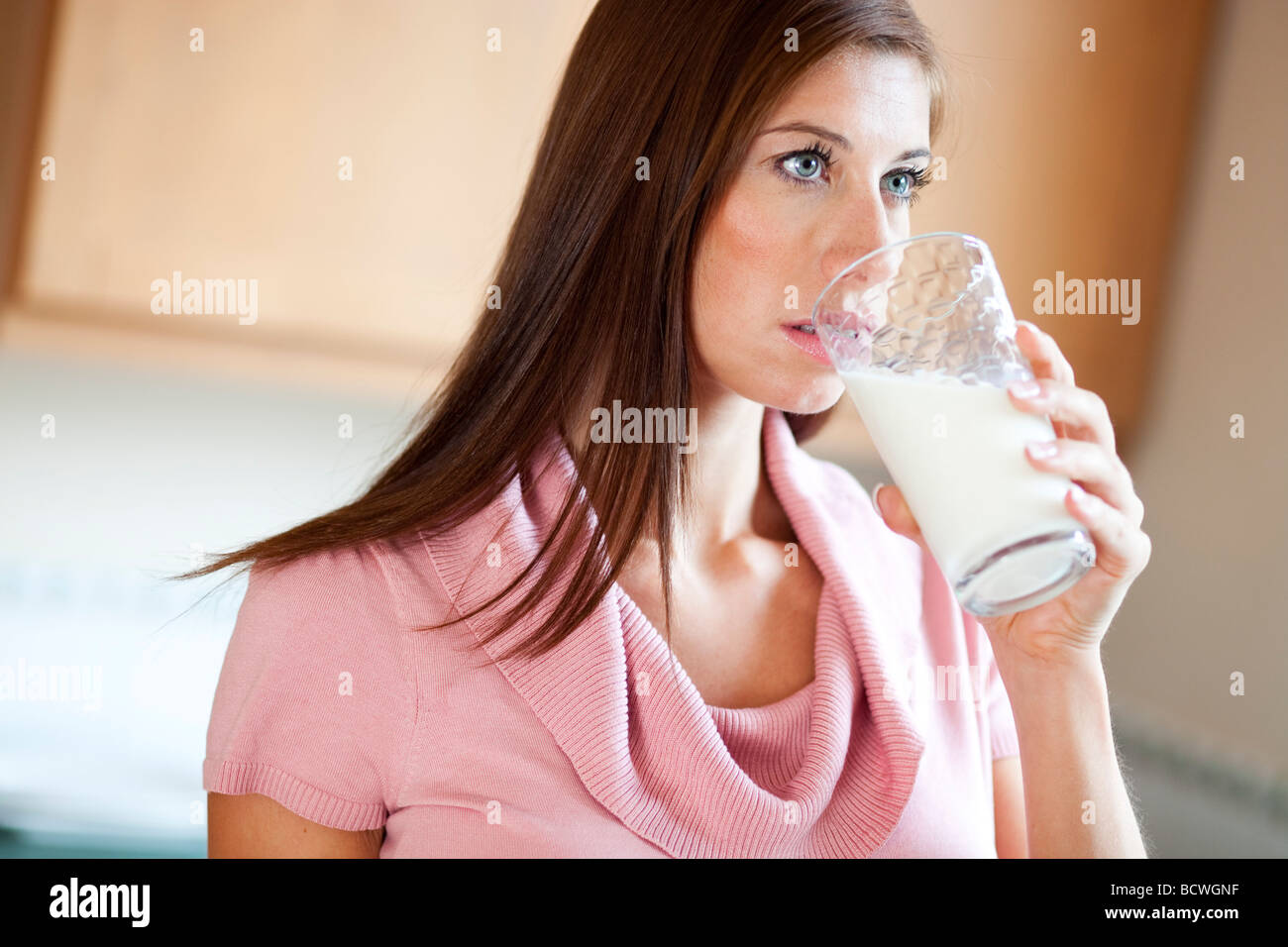 Frau Glas Milch Stockfoto