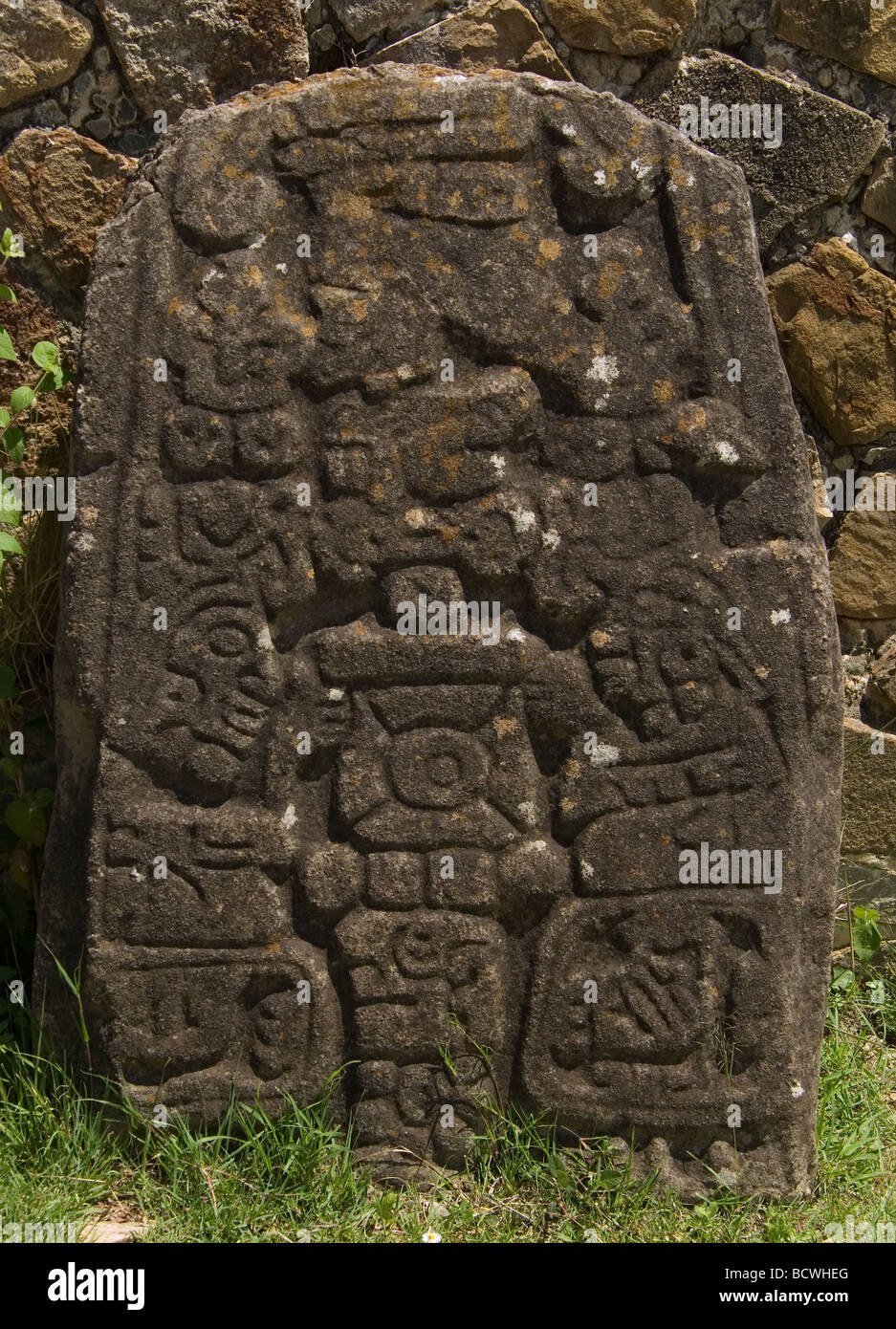 Glyphen gehauen 300 v. Chr. besiegte Führer Nachbardörfern Monte Alban Ruine Standort Oaxaca, Mexiko, 500 v. Chr. - 750 n. Chr. Stockfoto