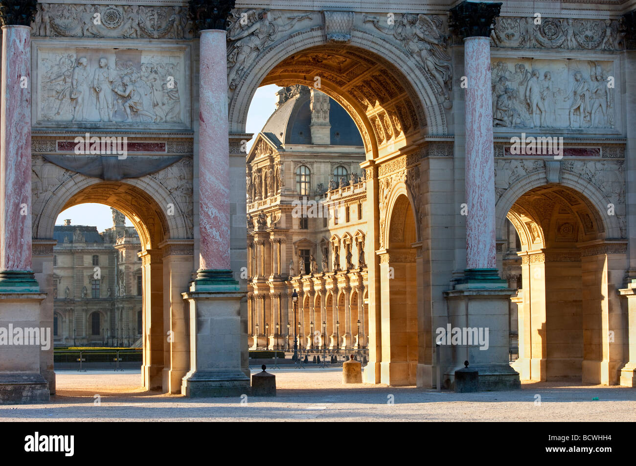 Arc de Triomphe du Carrousel und Palais du Louvre, Paris Frankreich
