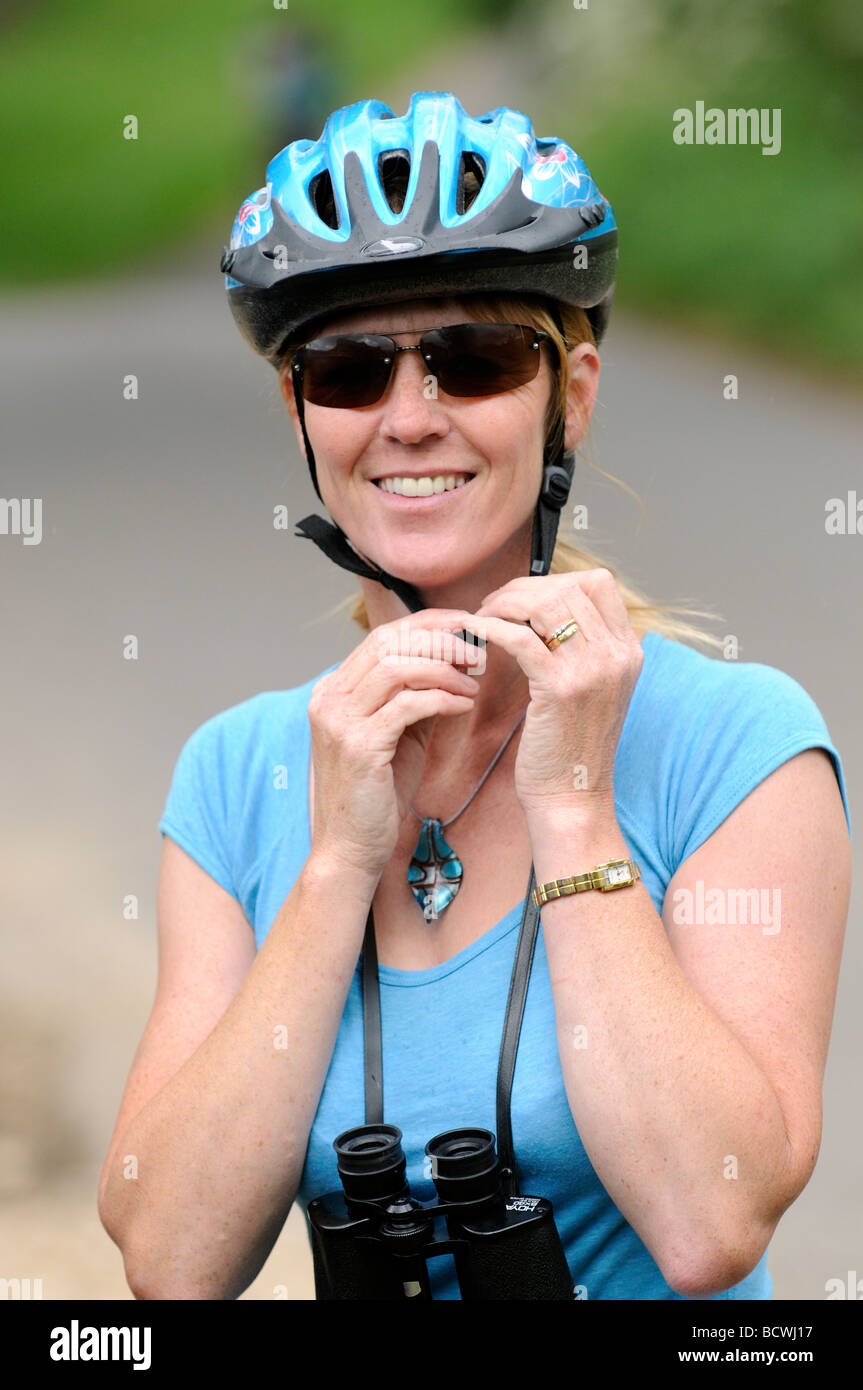 Weibliche Radfahrer ihr Zyklus Helm Kinnriemen anpassen Stockfoto