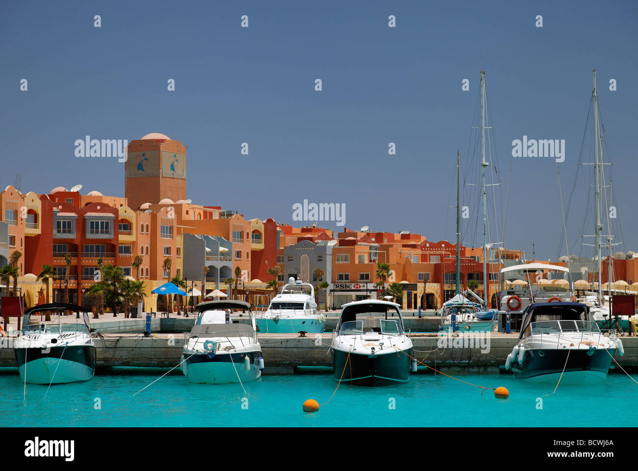 Private Yachten vor den Häusern am Marina, Hurghada, Ägypten, Rotes Meer, Afrika Stockfoto