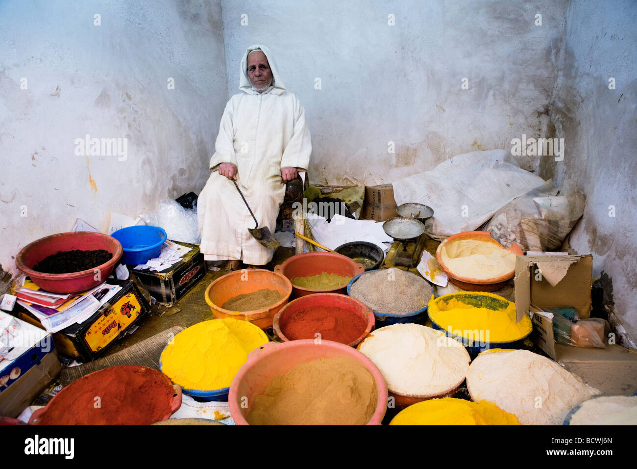 Mann verkauft Gewürze in einem engen Markt-Gasse (Souk oder Souq) in der Altstadt (Medina) von Marrakesch, Marokko. Stockfoto