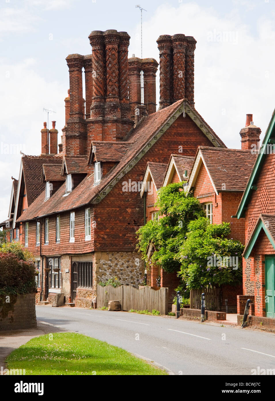 Elisabethanischen Kamine auf Häuser in Albury Surrey england Stockfoto