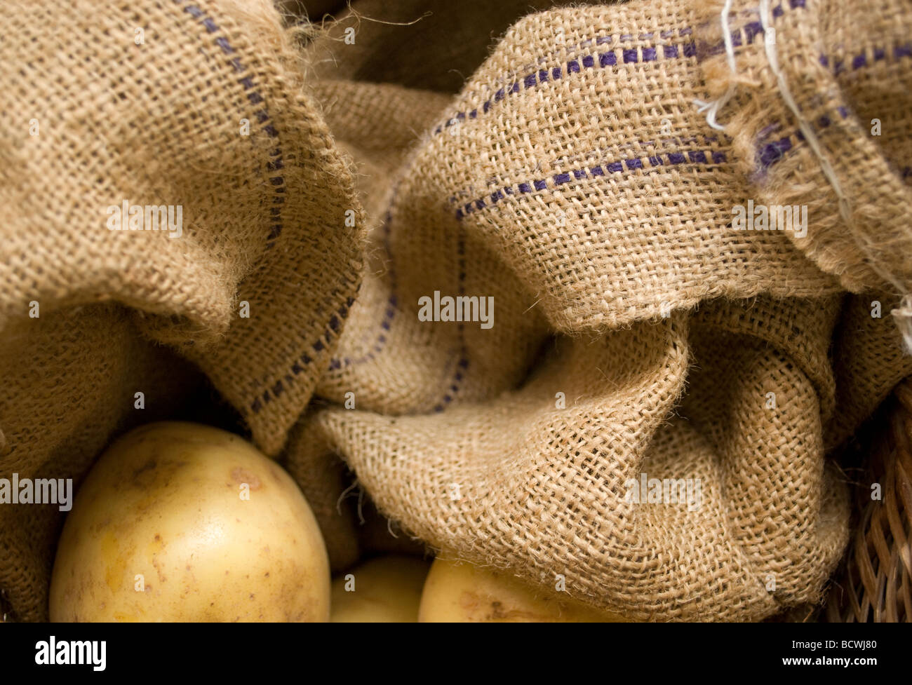 Kartoffeln im hessischen in einem Korb gehalten. Stockfoto