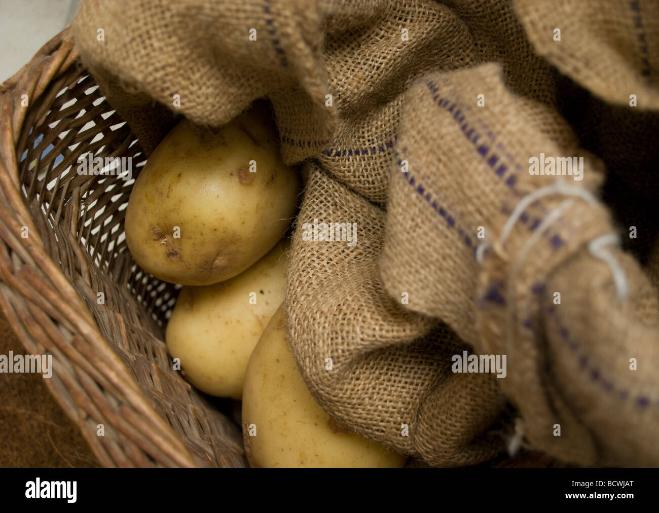 Kartoffeln im hessischen in einem Korb gehalten. Stockfoto