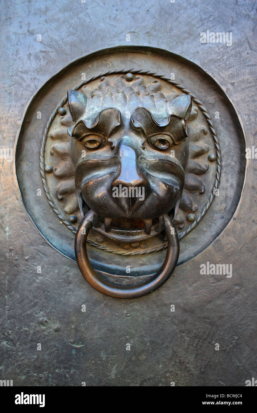 Löwen Kopf mit Ring, Tür, Bronze, gotische Kirche St. Lorenz, gebaut von 1250 auf Altstadt, Nürnberg, Mitte-Franken, Franco Stockfoto