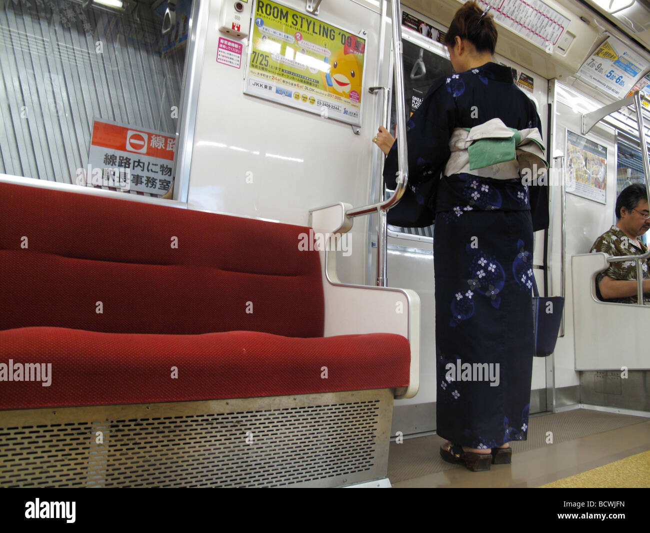 Ein Pendler tragen traditionelles Kimono Kleidungsstück in einer u-Bahn u-Bahn in Tokio Stockfoto