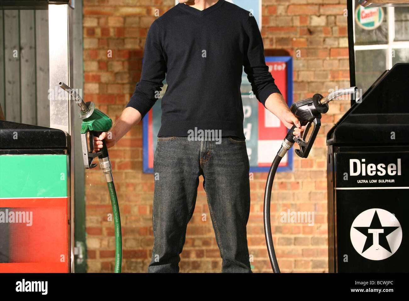 Mann an der Tankstelle mit Benzin und Diesel Pumpen Stockfoto