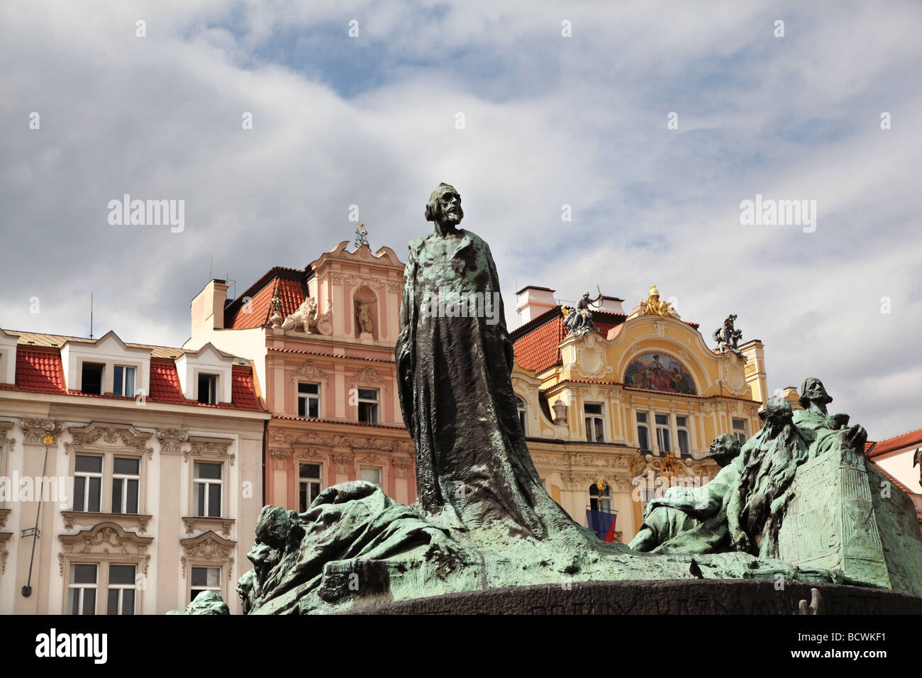 Jan Hus ist ein 15. Jahrhundert Ketzer ein Symbol des tschechischen Nationalismus, die seine Statue am Altstädter Ring steht Stockfoto