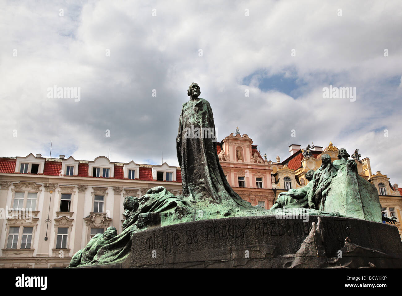 Jan Hus ist ein 15. Jahrhundert Ketzer ein Symbol des tschechischen Nationalismus, die seine Statue am Altstädter Ring steht Stockfoto